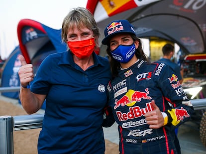 Jutta Kleinschmidt y Cristina Gutiérrez, el pasado domingo en el vivac del Dakar.