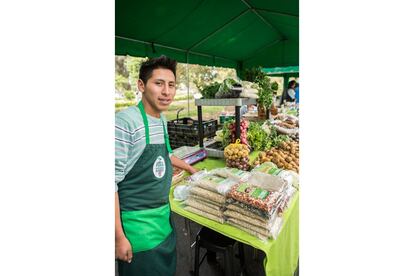 Virutas de cacao, especies vegetales andinas y muchas otras cosas se ofrecen en las bioferias de barrio en Lima. Además, es un lugar estupendo para ver a la gente limeña y picotear.