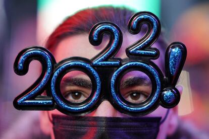 Una persona observa las celebraciones de año nuevo en Nueva York, Estados Unidos.