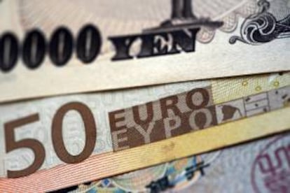 Detalle de un billete de banco de 50 euros entre dos de 10.000 yenes. EFE/Archivo