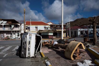 Un coche volcado en una calle de Marigot de la isla de San Martín, el 8 de septiembre.