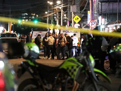 Integrantes de la Policía Nacional de Colombia custodian la zona del atentado al senador colombiano Miguel Uribe Turbay, en Bogotá.