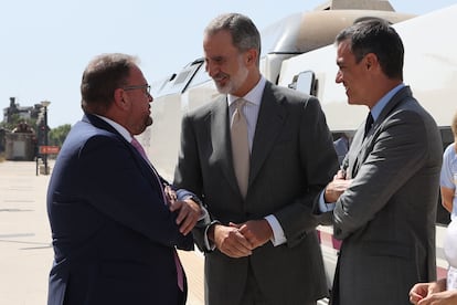 De izquierda a derecha, el alcalde de Mérida, Antonio Rodríguez, el rey Felipe VI y el presidente Pedro Sánchez, durante la inauguración del trayecto, este lunes en Cáceres.