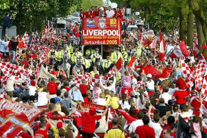 Paseo triunfal del Liverpool por las calles de su ciudad.