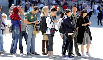 Unos turistas chinos hacen cola para entras en un museo en Madrid.