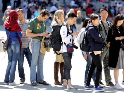 Unos turistas chinos hacen cola para entras en un museo en Madrid.