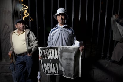 Aureliano, 70 años, jubilado. Superviviente de la matanza en la plaza Tlatelolco, el 2 de octubre de 1968, este hombre trabajó toda su vida en el sector de la construcción. En su memoria, los acontecimientos de aquella fatídica jornada, uno de los episodios más sangrientos de la historia de México. Vestido con ropa deportiva, una gorro de lluvia y paraguas, su mensaje, pese a su tono reposado, es claro: "Fuera Peña".