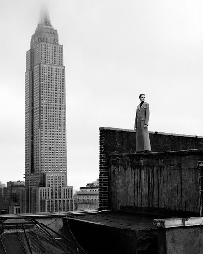 La modelo Trish Goff posa para Outumuro en Nueva York, en 1996. La imagen fue realizada para una campaña de Zara en el centro de la ciudad, con el Empire State de fondo.