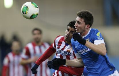 Laporte y Costa pugnan por el bal&oacute;n en el partido de ida