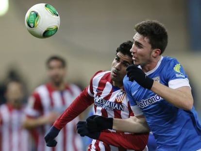 Laporte y Costa pugnan por el bal&oacute;n en el partido de ida