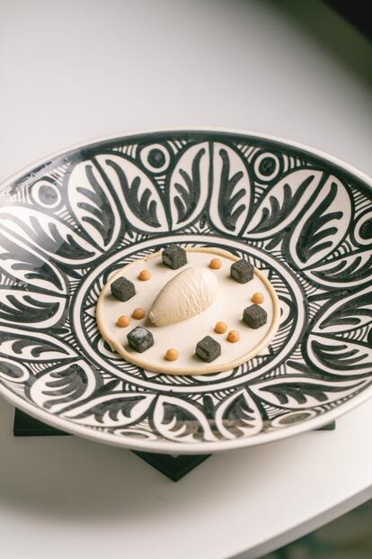 'Karim' de sésamo blanco con su helado, manzana verde y caviar del desierto.