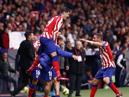 Ángel Correa celebra desde el banquillo el primer gol del partido.