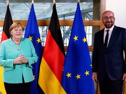La canciller alemana, Angela Merkel, junto al presidente del Consejo Europeo, Charles Michel.