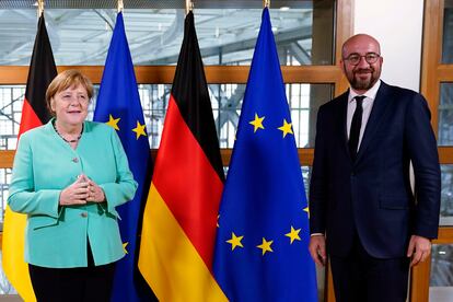La canciller alemana, Angela Merkel, junto al presidente del Consejo Europeo, Charles Michel.