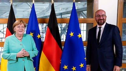 La canciller alemana, Angela Merkel, junto al presidente del Consejo Europeo, Charles Michel.