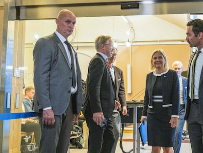 La primera ministra sueca, Magdalena Andersson, abandona el Riksdag después de presentar su dimisión este jueves, en Estocolmo, Suecia.