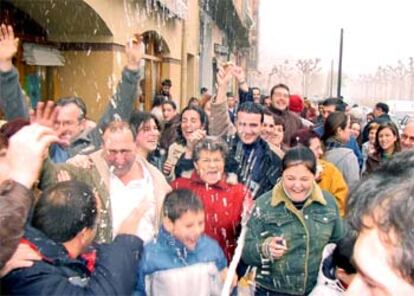 Vecinos de Calahorra celebran su suerte en las calles de la localidad, que ha sido agraciada con 69 series del 'Gordo'. Calahorra recibirá 138 millones de euros, aproximadamente 6.100 de media para cada uno de sus 21.000 habitantes: más de un millón de las antiguas pesetas. Hacía cuatro décadas que el 'Gordo' no visitaba La Rioja. (EFE)