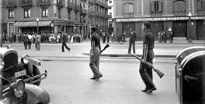 Joves d’Estat Català per la Rambla, amb fusells, el 6 d'octubre de 1934.