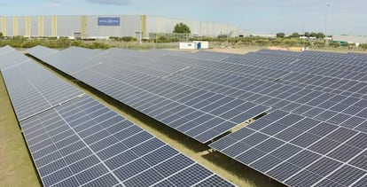 Las instalaciones fotovoltaicas de la planta de Stellantis en Zaragoza.