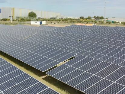 Las instalaciones fotovoltaicas de la planta de Stellantis en Zaragoza.