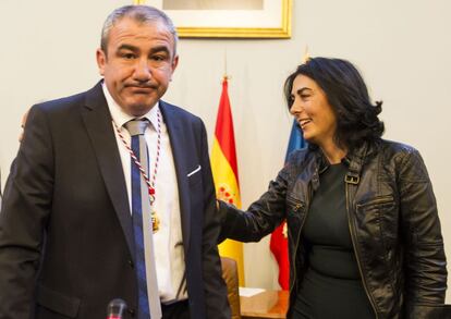 Elena Candia, a la derecha, con Darío Campos, presidente de la Diputación de Lugo.
