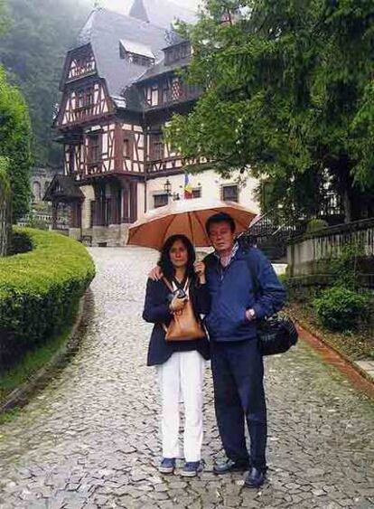 La autora, Alicia Hernanz, en el castillo de Peles (Rumania) junto con su marido.
