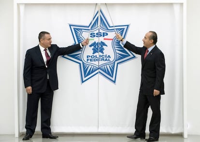 Genaro García Luna y Felipe Calderón inauguran en 2009 el centro de inteligencia de la Policía Federal, ahora extinta.