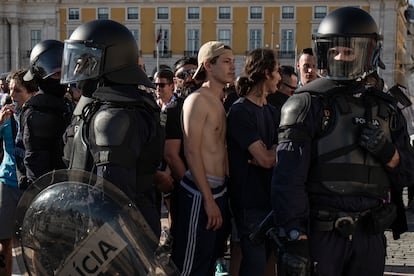 Ultras del Olympique de Marsella aguardan 'encapsulados' por la policía en el centro de Lisboa antes de su partido de Europa League contra el Benfica el 11 de abril.