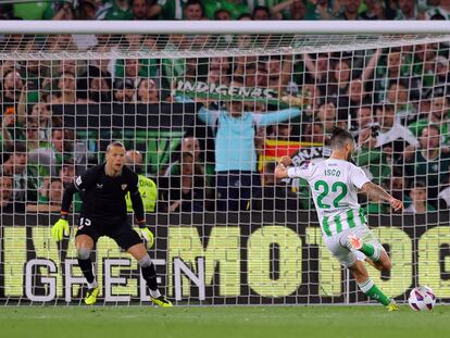 Isco bate de penalti a Nyland para hacer el 1-0 del Betis.