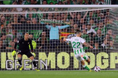 Isco bate de penalti a Nyland para hacer el 1-0 del Betis.