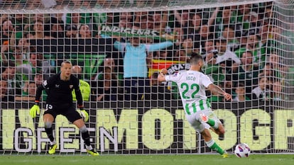 Isco bate de penalti a Nyland para hacer el 1-0 del Betis.