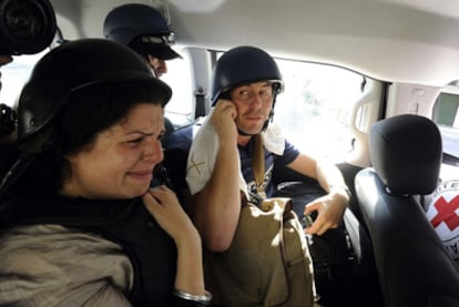 Varios periodistas extranjeros, en el momento de ser evacuados del hotel Rixos, ayer en Trípoli.