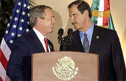 El presidente de Estados Unidos, George W. Bush, y el anfitrión de la Cumbre de las Américas, el presidente mexicano, Vicente Fox, se reunieron horas antes de comenzar esta importante cita de jefes de Estado y de Gobierno a la que acudieron todos menos Fidel Castro.