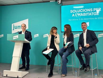 Desde la izquierda, el secretario general de Junts, Jordi Turull, con la diputada en el Parlament, Glria Freixa; la del Congreso, Marta Madrenas, y el lder de Junts en el Ayuntamiento de Barcelona, Jordi Mart, el lunes.