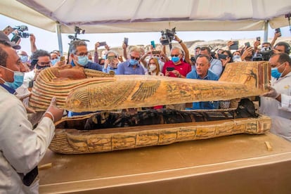 El ministro egipcio de Turismo y Antigüedades Khaled Al-Anani (izquierda) y Mustafa Waziri (derecha), secretario general del Consejo Supremo de Antigüedades, abren un sarcófago en la necrópolis de Sakkara (Egipto). El país ha presentado el sábado el primer descubrimiento de envergadura de los pasados meses: 59 sarcófagos de madera en perfectas condiciones con sus momias, tras permanecer más de 2.600 años bajo las arenas del Bubasteum, en el yacimiento arqueológico de Sakkara dedicado a la diosa Bastet, la garante del amor, la armonía y la protección.