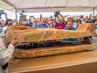 Egiptólogos abren un sarcófago en la necrópolis de Sakkara (Egipto), en octubre de 2020.