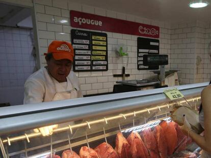 Una mujer compra carne en R&iacute;o de Janeiro (Brasil), este viernes.