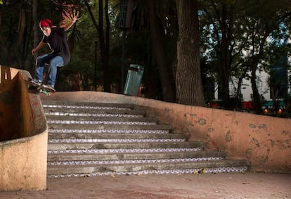 Jonathan Lemus ejecuta un 'Five-O' en una barda del parque del Monumento a la Madre. Alonso Leal lamenta que la fama de este sitio lo está deteriorando. "Va mucha gente a patinar, y ya le faltan azulejos y la barda está más cacariza [desconchada]".