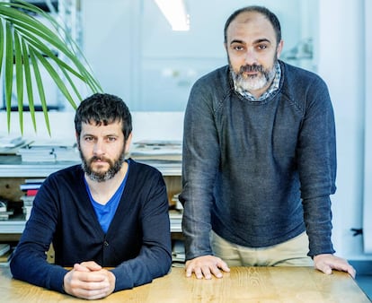 Albert Folch (izquierda) y Rafa Martínez en su estudio en Barcelona.