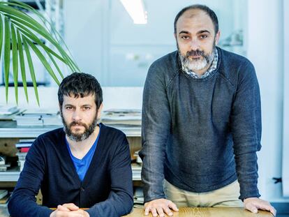 Albert Folch (izquierda) y Rafa Martínez en su estudio en Barcelona.