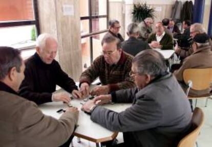 Pensionistas juegan al dominó en un centro de mayores. EFE/Archivo