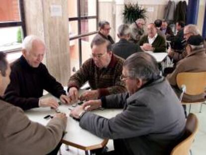 Pensionistas juegan al dominó en un centro de mayores. EFE/Archivo
