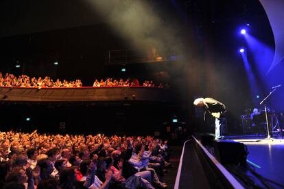 Joan Manuel Serrat, saluda al público del Olympia de París, en su concierto del pasado sábado.