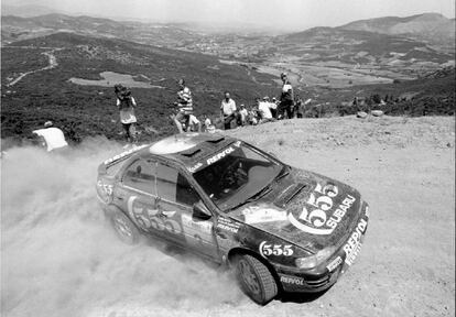 El Subaru Impreza de Sainz, en acción durante la primera jornada del Rally Acrópolis, el 29 de mayo de 1994.