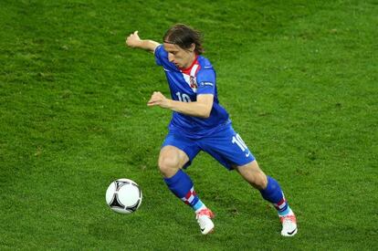Modric controla el balón durante el partido ante Croacia.