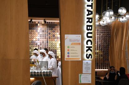 Una cafetería de Starbucks en Dubái el 28 de abril