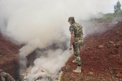 Un soldado supervisa la quema de marihuana incautada en enero de 2015. Cada poco tiempo los depósitos de drogas de las autoridades están tan llenos que deben quemar durante varios días seguidos para terminar de destruir una parte de lo acumulado.