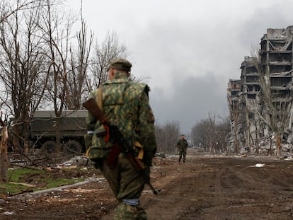 Un soldado de las fuerzas prorrusas caminaba el martes por una calle de Mariupol.