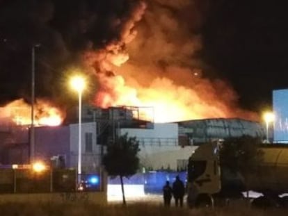 El fuego comenzó en uno de los hornos de la panificadora de Puçol