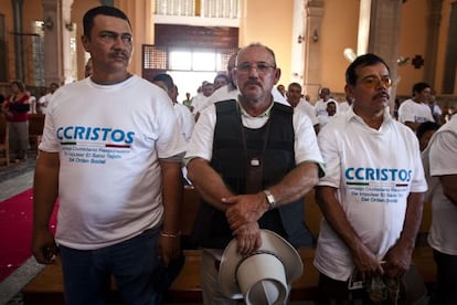 Hip&oacute;lito Mora (centro), el 8 de febrero pasado en Apatzing&aacute;n.